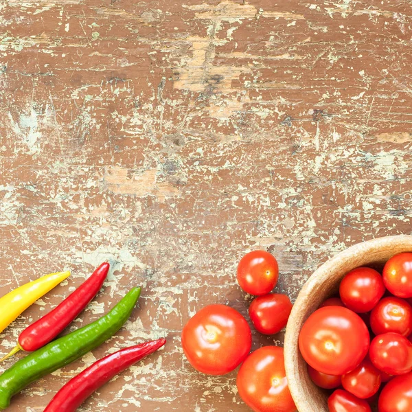 Poivrons de différentes couleurs et tomates rouges sur la table — Photo