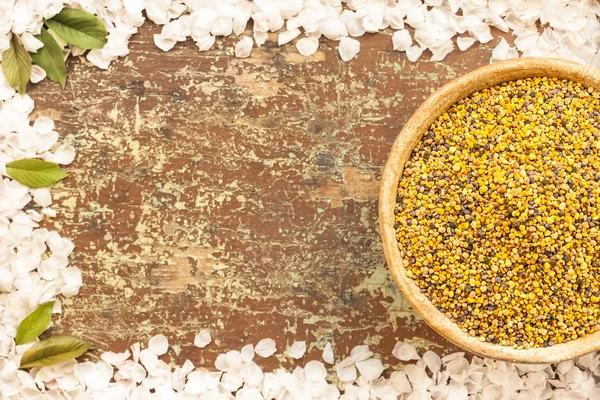 Lerskål med Bee pollen — Stockfoto