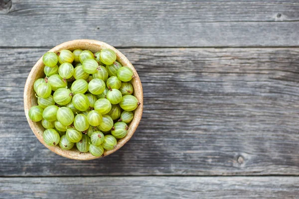 Krusbär frukter på trä bakgrund — Stockfoto