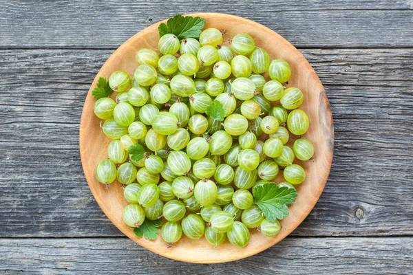 Sommar skörd av mogna krusbär — Stockfoto