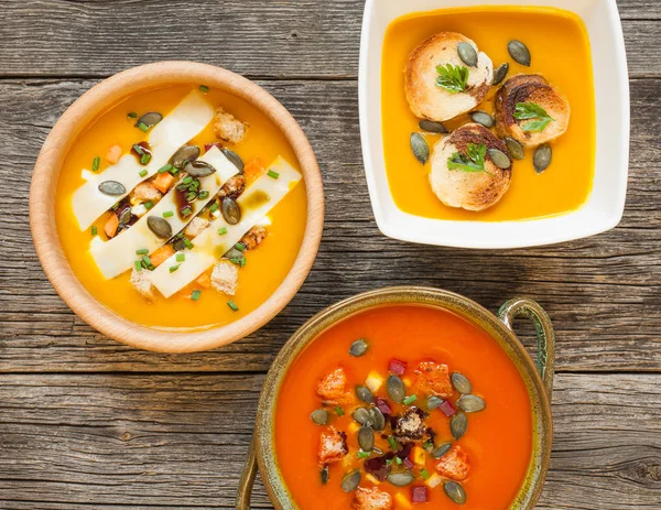 Tigelas de sopa de creme de abóbora — Fotografia de Stock