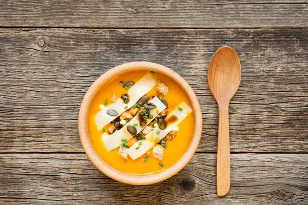 Sopa de Hokkaido em tigela em fundo de madeira. Vista superior — Fotografia de Stock