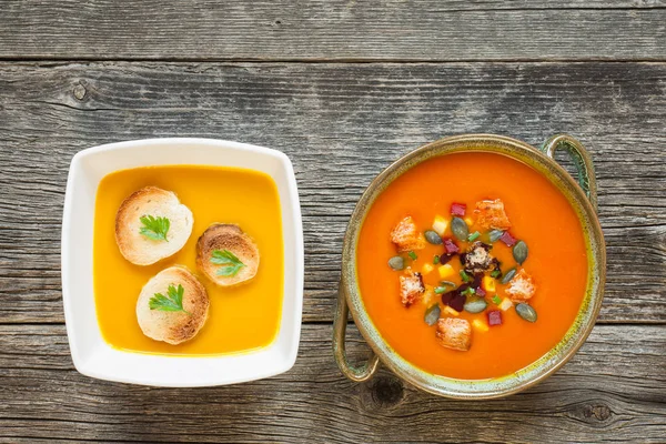 Tigelas com sopa vegetariana em uma velha mesa de madeira — Fotografia de Stock