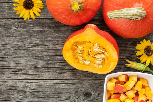 Hokkaido kabak ahşap bir masa üzerinde