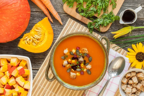 Sopa de calabaza en un tazón con ingredientes — Foto de Stock