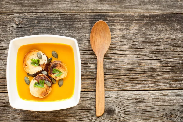 Sopa de calabaza sobre un fondo de madera — Foto de Stock