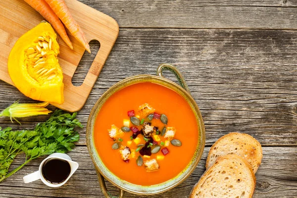 Sopa de calabaza casera con verduras — Foto de Stock