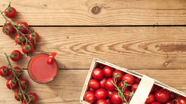 Panier Bois Sur Table Plein Tomates Fraîches Cueillies Légumes Été — Photo