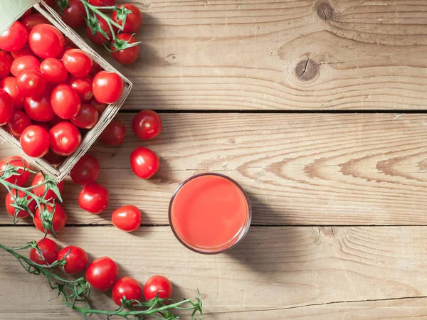 Los Tomates Sabrosos Cesta Jugo Tomate Sobre Fondo Madera —  Fotos de Stock