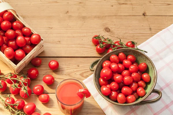 木製のテーブルの上に新鮮な赤いトマトを熟す 健康的な夏の生食準備の背景 ストック画像