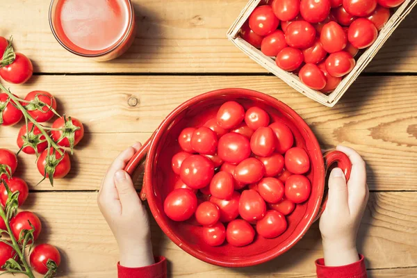 Muchos Tomates Acostados Una Mesa Madera Vista Superior Preparación Alimentos —  Fotos de Stock