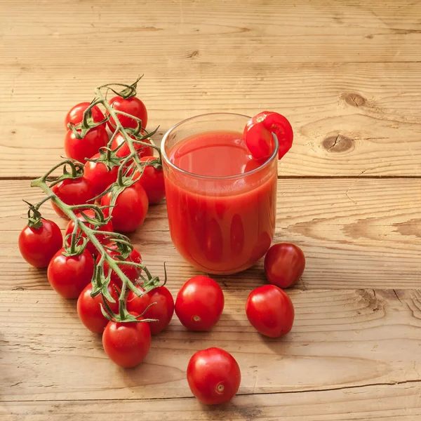 Frischer Tomatensaft Und Reife Tomaten Auf Einem Holztisch Gesunde Rohkost lizenzfreie Stockfotos