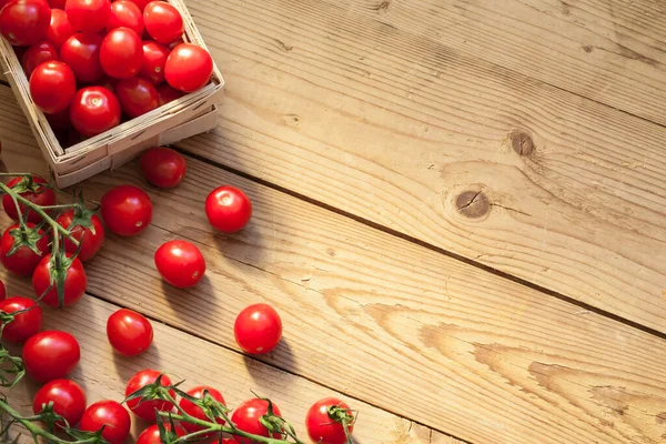 トマトは木製のテーブルの上に寝そべっている 健康食品のトップビュー ストック画像