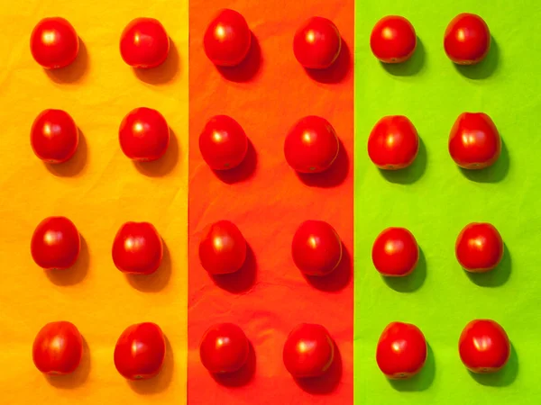 Patrón Con Tomates Rojos Naturales Sobre Fondo Color Verduras Maduras Fotos de stock