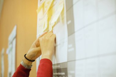 Beyin fırtınası stratejisi atölye iş için yapışkan not tutan yaratıcı el kadar yakın, post it notları paylaşmak fikir tartışıyor ve takım çalışması, beyin fırtınası kavramı.