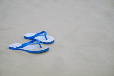 Yaz, mavi eski terlik veya kum Plajı üzerinde flip flop