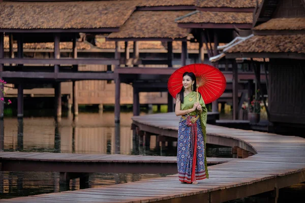 Hermosa Chica Tailandesa Traje Vestido Tradicional Paraguas Rojo Estilo Casa — Foto de Stock