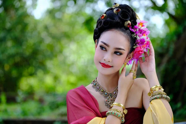 Tayland Geleneksel Elbisesiyle Ormanda Güzel Bir Asyalı Kadın — Stok fotoğraf