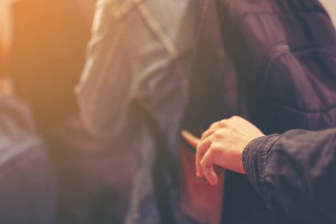 M-cüzdan'sırt çantası, hırsızlık seyahat çanta büyük şehir, suç soyguncu ve çalmak kavramı sokakta çalmaya çalışan hırsız