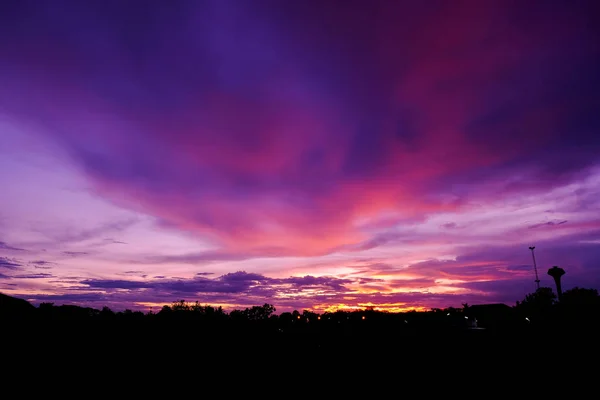 Огненное Оранжевое Небо Заката Прекрасное Небо Яркие Цвета Восхода Солнца — стоковое фото