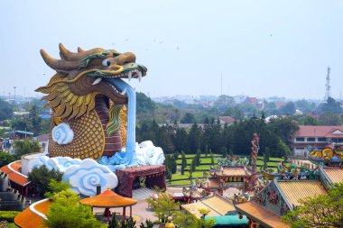 : Suphanburi, Thailand - 13 Mart 2016, şehir ayağı Tapınak, büyük ejderha heykeli dev ejderha heykeli Tay Çince,: Suphanburi, Thailand için bir dönüm noktası olduğunu