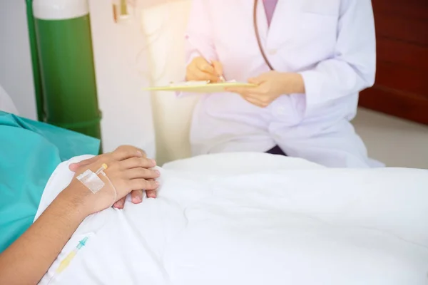 Doctor Hablando Con Paciente Masculino Cama Del Hospital Médico Con —  Fotos de Stock