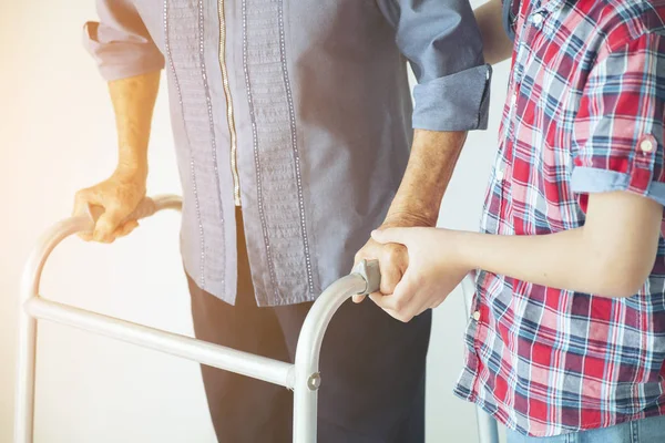 Grootmoeder Senior Vrouw Kleinzoon Met Het Gebruik Van Een Wandelaar — Stockfoto