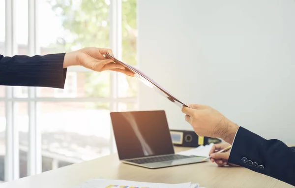Toplantı ve çalışan ve bir masada office belgelerinde paylaşımı iş adamları