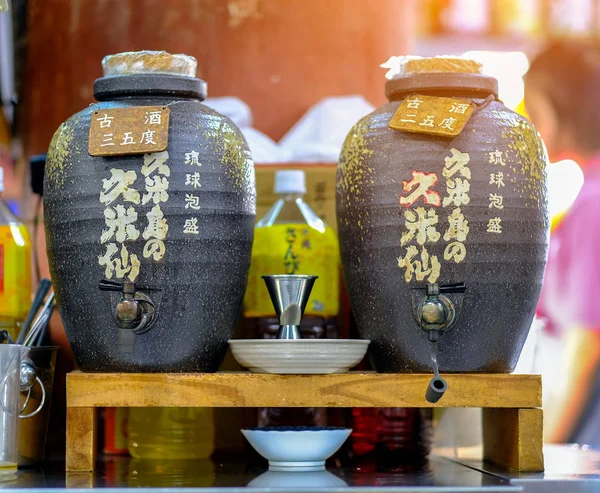 Okinawa Japonya Ağustos 2018 Kavanoz Şişeleri Sake Sashimi Restaurant Göstermek — Stok fotoğraf