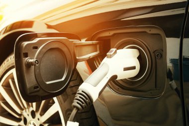 Otomobil geleceği olan sokakta modern elektrikli araba pil şarj, hybrid için şarj ediliyor bir elektrikli araba takılı güç kaynağının kapatalım. Araç yakıt yeni dönem.