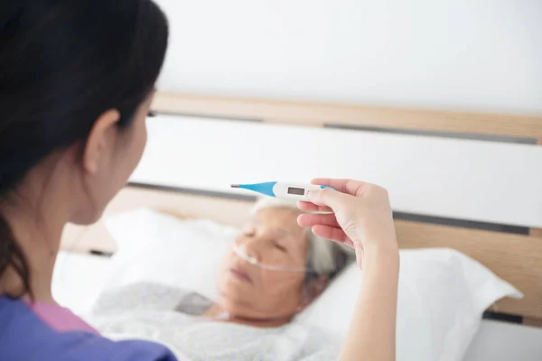 Krankenschwester Überprüft Körpertemperatur Des Kranken Patienten Fieber Alter Asiatischer Patient — Stockfoto