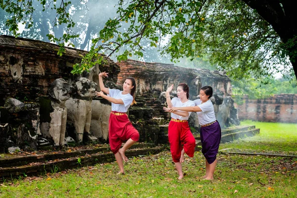 Profesora Entrenando Dos Hermosas Chicas Bailan Thai Thai Khon Show — Foto de Stock