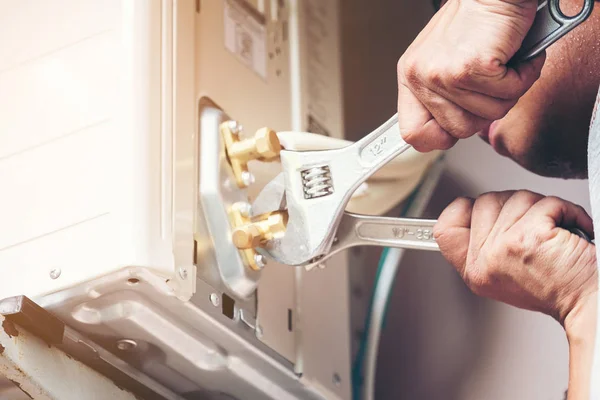 Mano Del Técnico Usando Llave Fija Para Apretar Unidad Aire —  Fotos de Stock