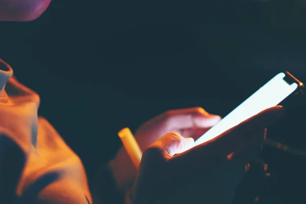 Texting Celular Usando Smartphone Noite Redes Sociais Dedo Toque Tela — Fotografia de Stock