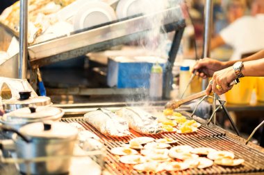Barbekü ızgara tarak yanıyor. Tay deniz ürünleri, tereyağı ve peynir ile tarak ızgara. ızgara tarak itibariyle yerel sokak gece market pattaya city, Tayland satış.