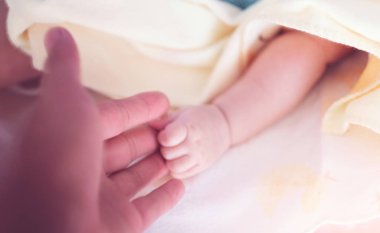Bebek el ve Anne, yeni aile ve bebek koruma kavramı, yeni aile ve bebek koruma dan anne yumuşak odak