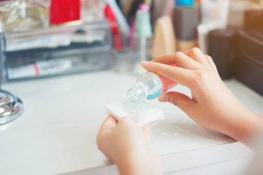 Eller güzel kadın Cilt Bakımı. Krem tüp, tutan eller güzel kadın el kozmetik el kremi yumuşak ipeksi sağlıklı cilt üzerinde uygulama doğal manikür çivi ile kapatın. Güzellik ve vücut bakım kavramı