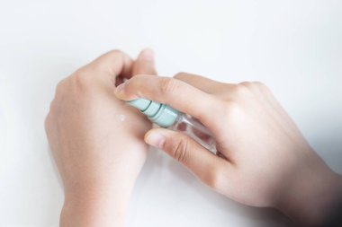 Eller güzel kadın Cilt Bakımı. Krem tüp, tutan eller güzel kadın el kozmetik el kremi yumuşak ipeksi sağlıklı cilt üzerinde uygulama doğal manikür çivi ile kapatın. Güzellik ve vücut bakım kavramı