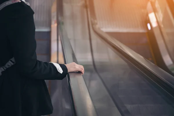 Punto de vista de una mujer montando una escalera mecánica hasta el segundo piso — Foto de Stock