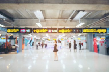 Bulanık arka plan. Havaalanında dolaşan bulanık insanlar. Açık