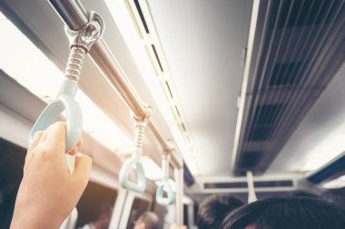 Bulanıklık backgrou bir trenin kolu üzerine tutan yolcu el