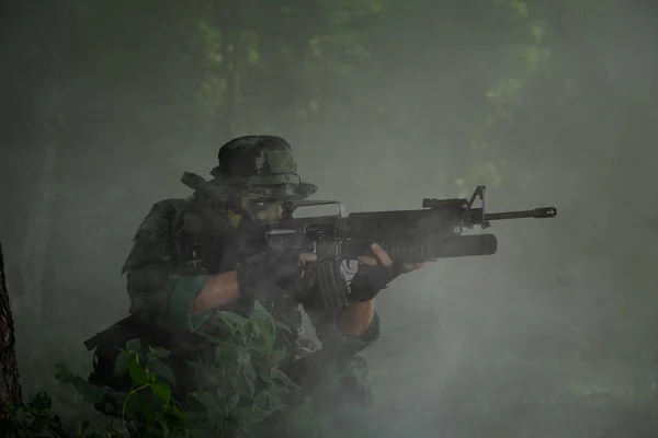 Military Thailand: Thai soldier holding gun in full army uniform — Stock Photo, Image