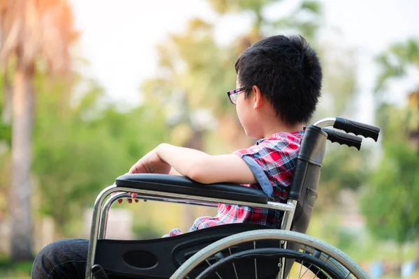 Alleen jonge uitgeschakeld man op rolstoel in het park, de patiënt is r — Stockfoto