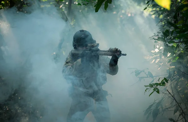 Volledig uitgeruste soldaten dragen een camouflage uniform aanvallende ene — Stockfoto