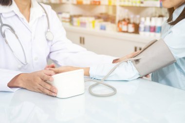 Hemşire bakımevi hasta kan basıncı alarak