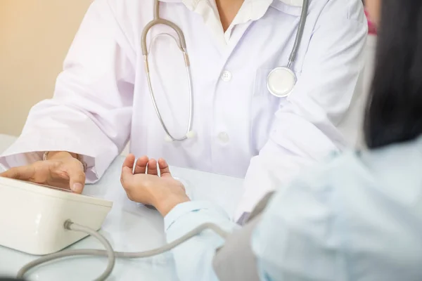 Krankenschwester nimmt Hospizpatienten Blutdruck — Stockfoto