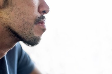 Yakışıklı bir adamın portresi, Tay Mans yakın yukarı bir ile yüz 