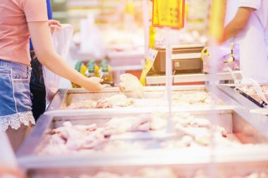 Bugün piyasada taze yiyecek shoping kadınlar tavuk kanatları beni