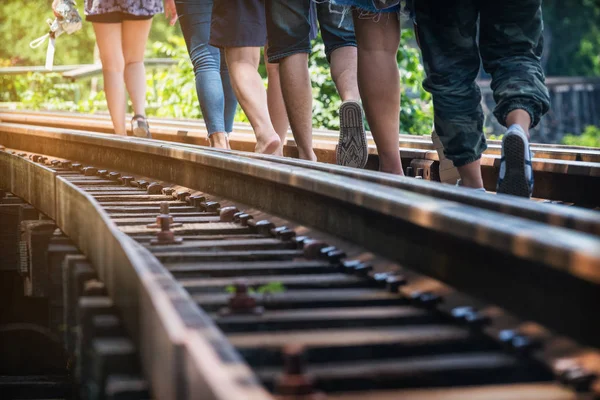 La gente está caminando en el ferrocarril con luz solar cálida en The Death Ra — Foto de Stock