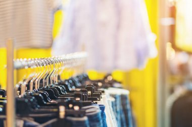 Moda kumaşlarında askılarda kadın eteklerinin çeşitliliğini kapatın